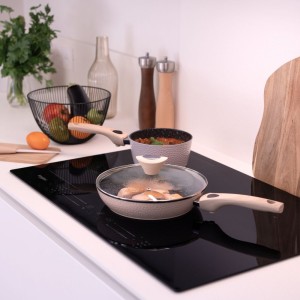 poêle antiadhésive coloris vanille martelé