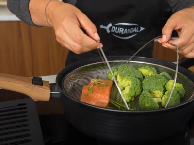 Saumon et brocolis vapeur tout-en-un avec la poêle cocotte INFINITY 8-en-1