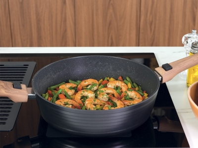 Poêlée de crevettes persillées aux légumes fondants