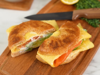 Bagel omelette saumon avocat à la crêpière plancha Légende Durandal
